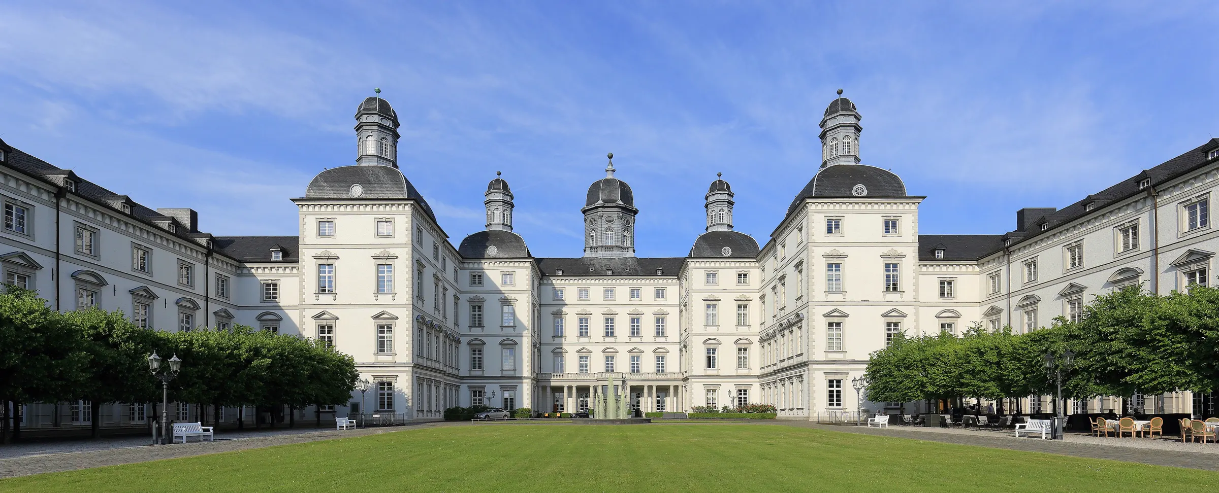 Das Neue Schloss Bensberg in Bergisch Gladbach an einem sonnigen Tag